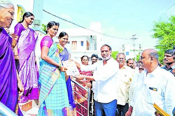 మంత్రి గారూ... సమస్యలు పరిష్కరించండి ! 