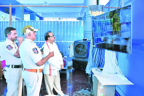 ఆలయం, భక్తుల భద్రతపై నిత్య పర్యవేక్షణ