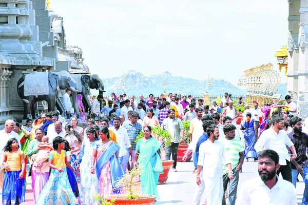 నృసింహుడి సన్నిధిలో కోలాహలం 