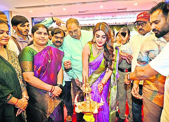 వేడుకగా చందన షాపింగ్ మాల్ ప్రారంభం