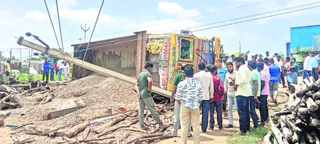 విద్యుత్ స్తంభాలను ఢీకొన్న లారీ