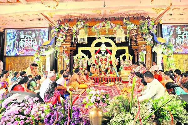 నేత్రపర్వంగా నిత్యకల్యాణం