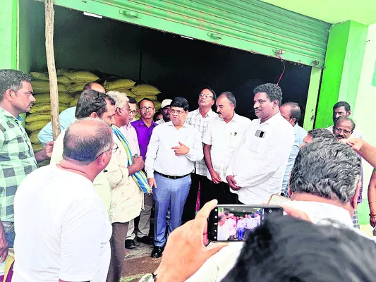 ఎమ్మార్పీకే ఎరువులు విక్రయించాలి