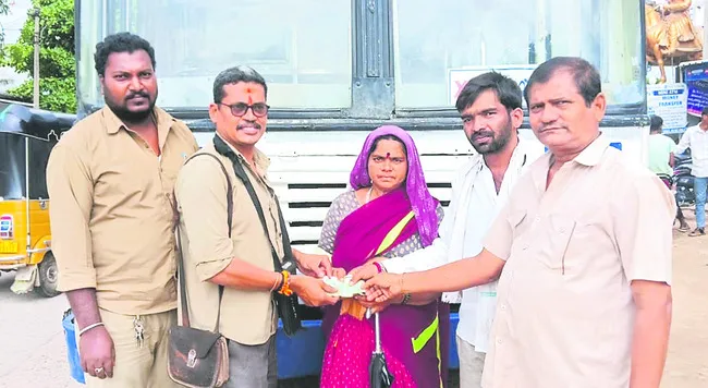 నిజాయితీ చాటుకున్న కండక్టర్