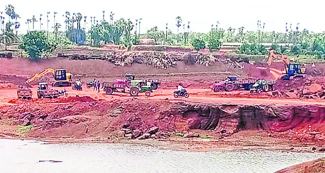 అభివృద్ధి ముసుగులో మట్టి దందా