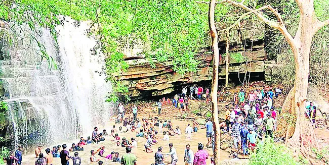 భీమునిపాద జలపాతంలో పర్యాటకుల సందడి