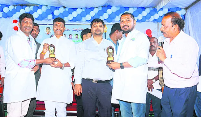 ● స్పందిస్తూ.. ప్రాణాలు నిలుపుతున్న  108 సిబ్బంది ● రాష్ట్రస్థాయిలో జిల్లాకు మొదటిస్థానం ● మూడు నెలలుగా సాధిస్తున్న ఘనత