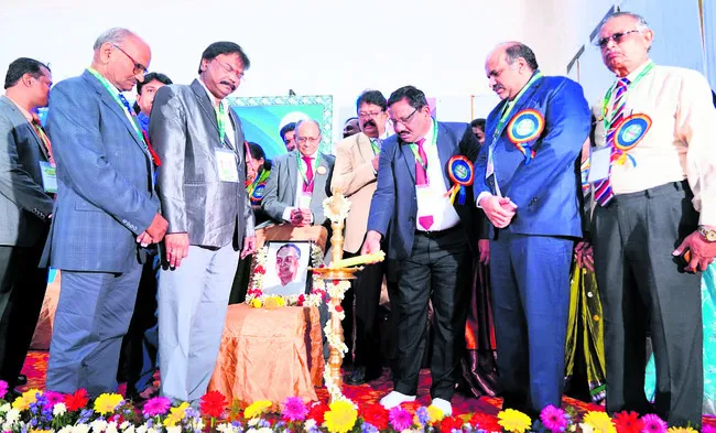 ఆధునిక వైద్యంపై అవగాహన పెంచుకోవాలి