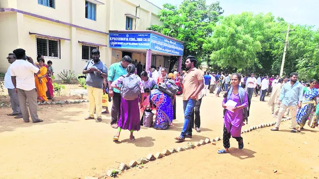 భయంతో ఇంటిదారి..