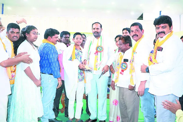 ఏకాగ్రతతో చదివి లక్ష్యం అధిగమించాలి 