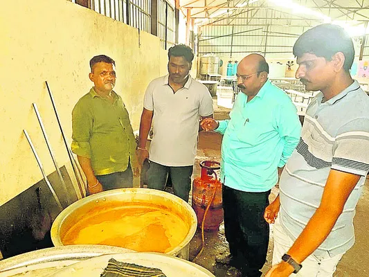 స్కూల్‌ విద్యార్థులకు   వేడి భోజనం వడ్డించాలి