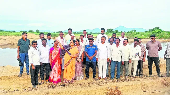 రైతుల జీవితాలతో ఆడుకుంటున్నారు 