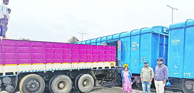 కర్ణాటకకు 42 బోగీల బియ్యం రవాణా