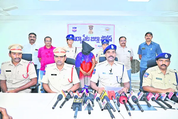 ఖమ్మంలో దొరికిపోతామని..