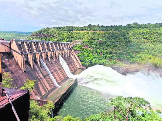 ఒక క్రస్ట్ గేటు నుంచి నీటి విడుదల