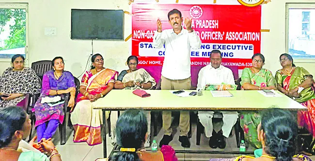 మహిళా ఉద్యోగుల సమస్యల పరిష్కారానికి కృషి