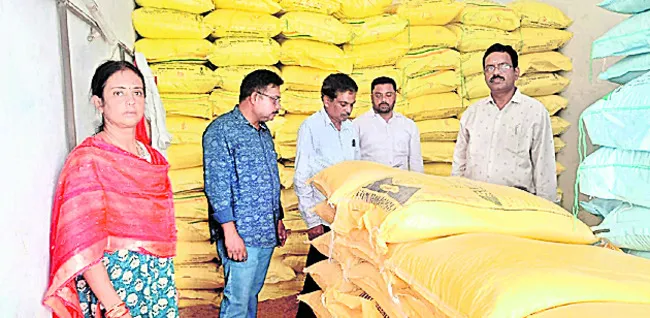 ఎరువుల దుకాణాల తనిఖీ