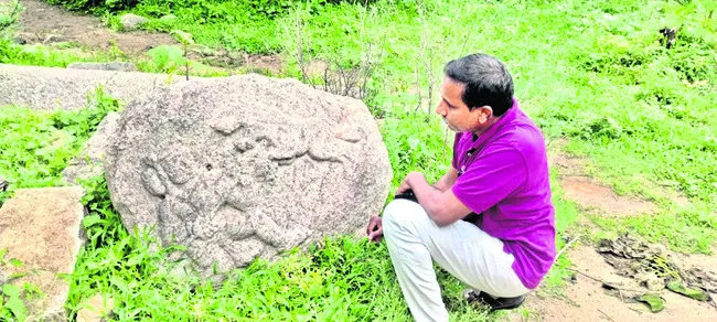 పాన్గల్ కోటలో పులివేట వీరగల్లు ప్రతిమ