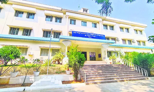 కలెక్టరేట్ వద్ద ఆందోళనలపై నిషేధం