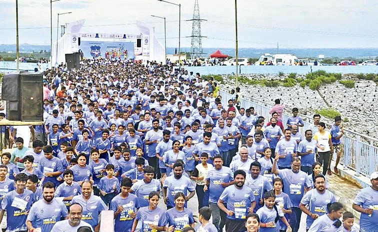 Thousands run on Ranganayaka Sagar in Siddipet