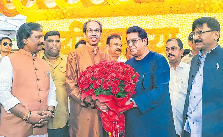Raj Thackeray drives to Matoshree to greet Uddhav on his birthday