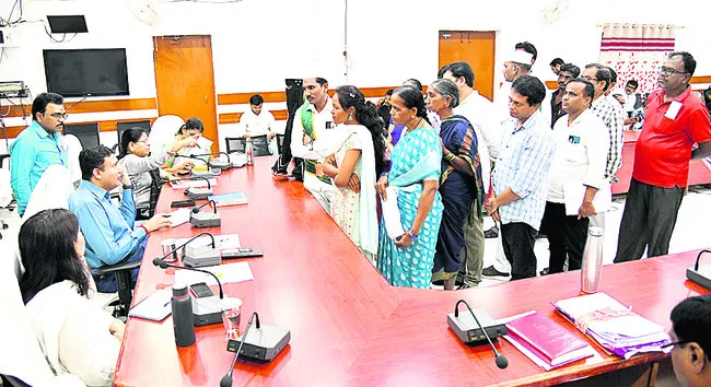 బారులు తీరి.. గోడు విన్నవించి