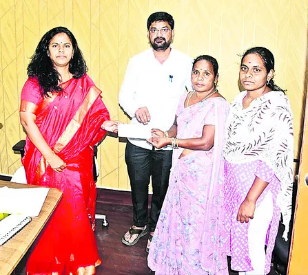 మృతి చెందిన ఖైదీ కుటుంబానికి ఆర్థిక సహాయం