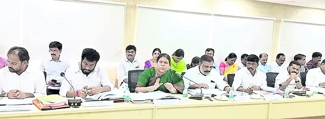 గిరిజనుల సంక్షేమానికి ప్రాధాన్యత ఇవ్వాలి