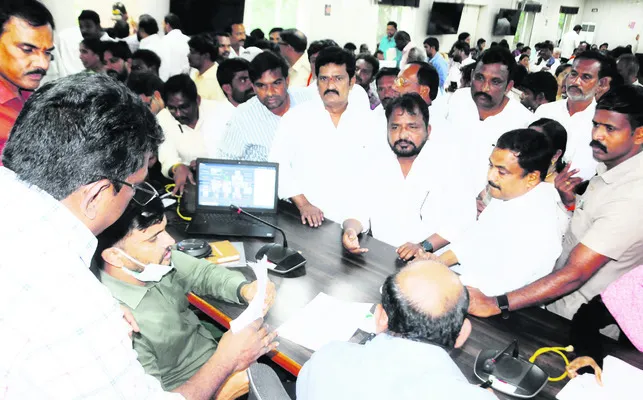 ‘ఉపాధి’లో ప్రజాధనం లూటీ