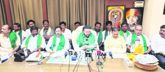 రైతుల సమాధులపై సర్కారు రాజకీయం
