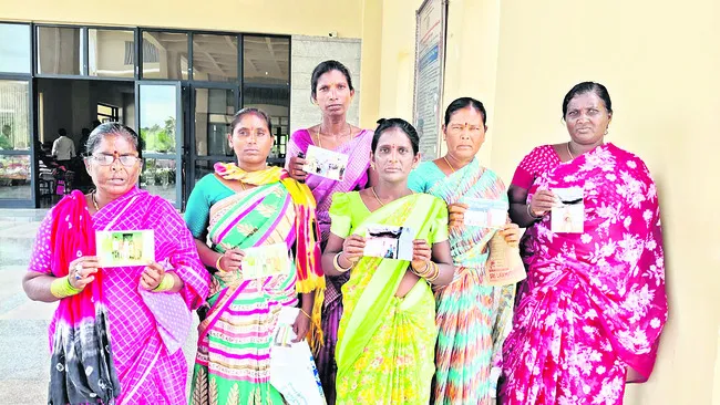 మాకు ఇండ్లు కావాలే..