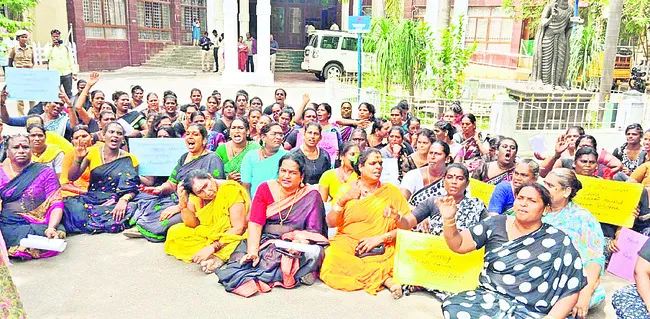ఇంటి పట్టాల కోసం హిజ్రాల వినూత్న నిరసన