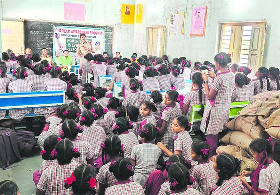 భవిష్యత్ ముద్దు సోషల్ మీడియా వద్దు