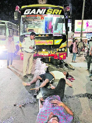 ట్రావెల్స్ బస్సు ఢీకొని యువకుడు మృతి