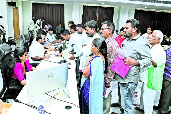 అర్జీల పరిష్కారంలో జాప్యం చేయొద్దు..
