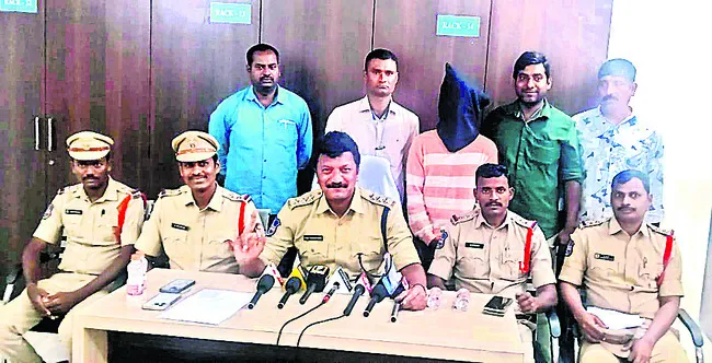 అక్కడ తప్పించుకున్నాడు.. ఇక్కడ చిక్కాడు