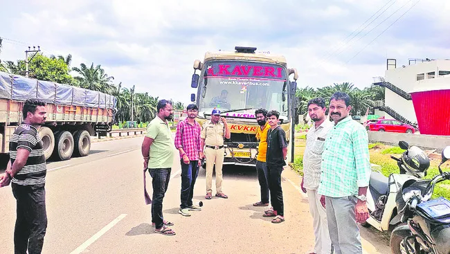 మొరాయించిన ప్రైవేటు ట్రావెల్ బస్సు