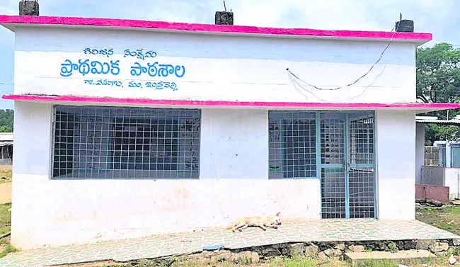 ఉపాధ్యాయుడు లేక మూత‘బడి’!