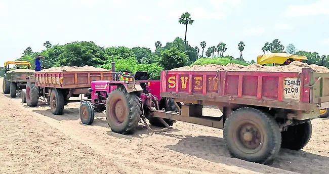 ఇందిరమ్మ ఇళ్లకు ఇసుక తరలింపు
