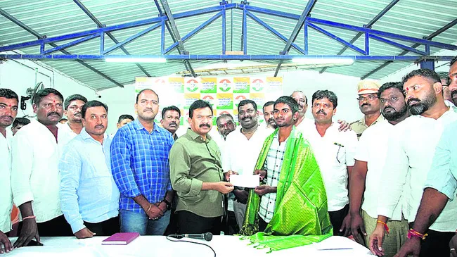 సరస్వతీ పుత్రునికి అందిన లక్ష్మీకటాక్షం