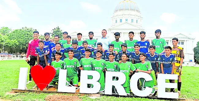 ఎల్బీఆర్సీఈలో 32 స్టార్స్ ఫుట్బాల్ అకాడమీ