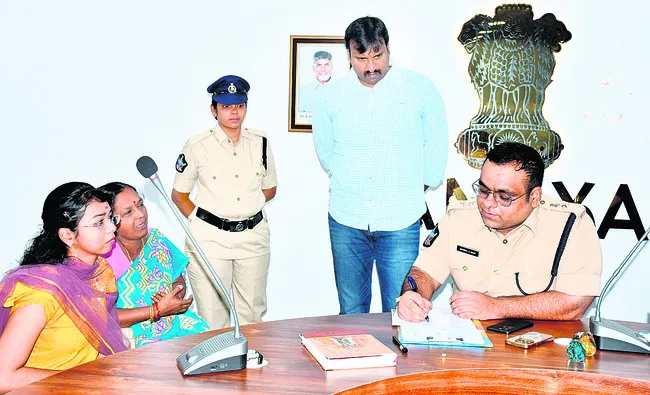 ఫిర్యాదుదారులకు చట్టపరిధిలో న్యాయం చేస్తాం