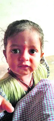 ఆడుకుంటూ వెళ్లి.. నీటిబకెట్లో పడి..
