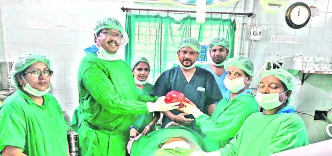 మహిళ కడుపులో 3 కిలోల కణితి తొలగింపు
