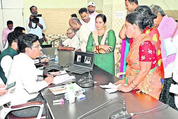 పీజీఆర్ఎస్కు ప్రత్యేక ప్రాధాన్యత ఇవ్వండి