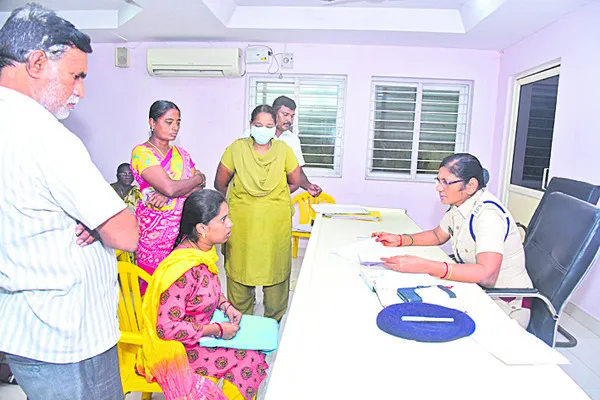 పోలీస్‌ పీజీఆర్‌ఎస్‌కు 70 ఫిర్యాదులు 