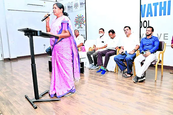 విశ్లేషణాత్మక వార్తలు రాయాలి