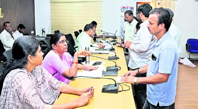 అర్జీలు త్వరగా పరిష్కరించండి