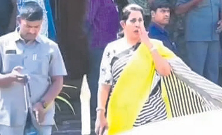 Madhavi Reddy Gunman Seen Carrying Her Handbag