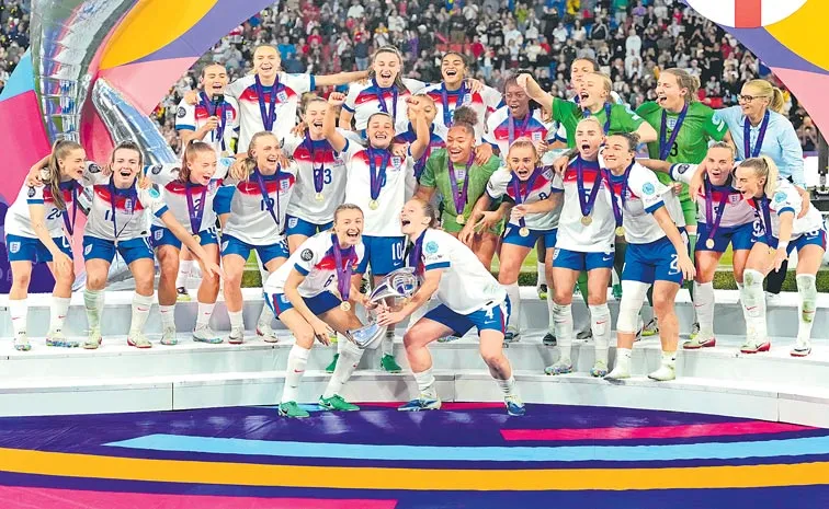 England wins UEFA Women Euro 2025 final against Spain on penalties3